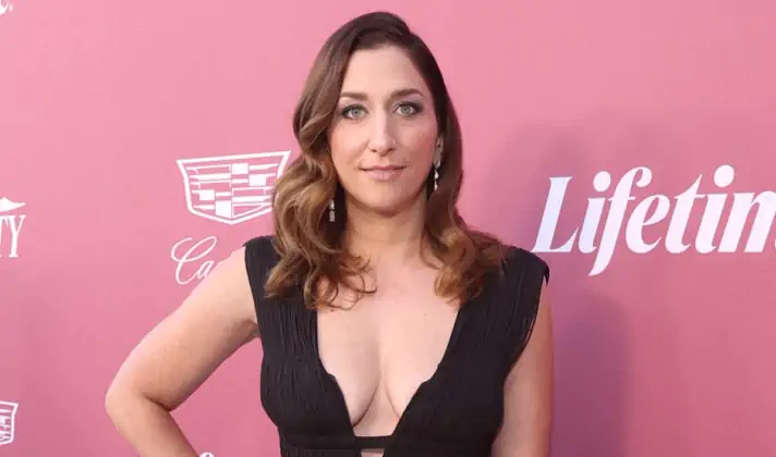 chelsea peretti nude cleavage