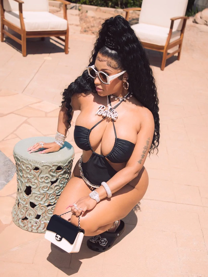 nicki minaj bikini cleavage boobs