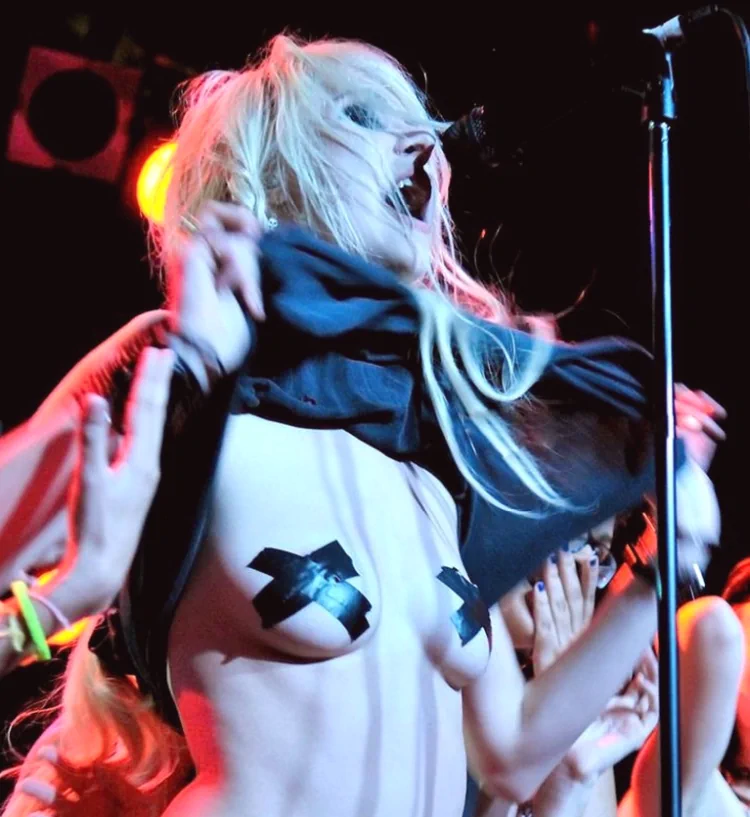 taylor momsen exposing boobs on stage