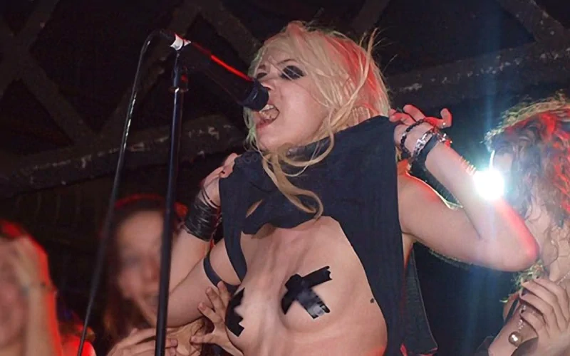 taylor momsen nude and sexy