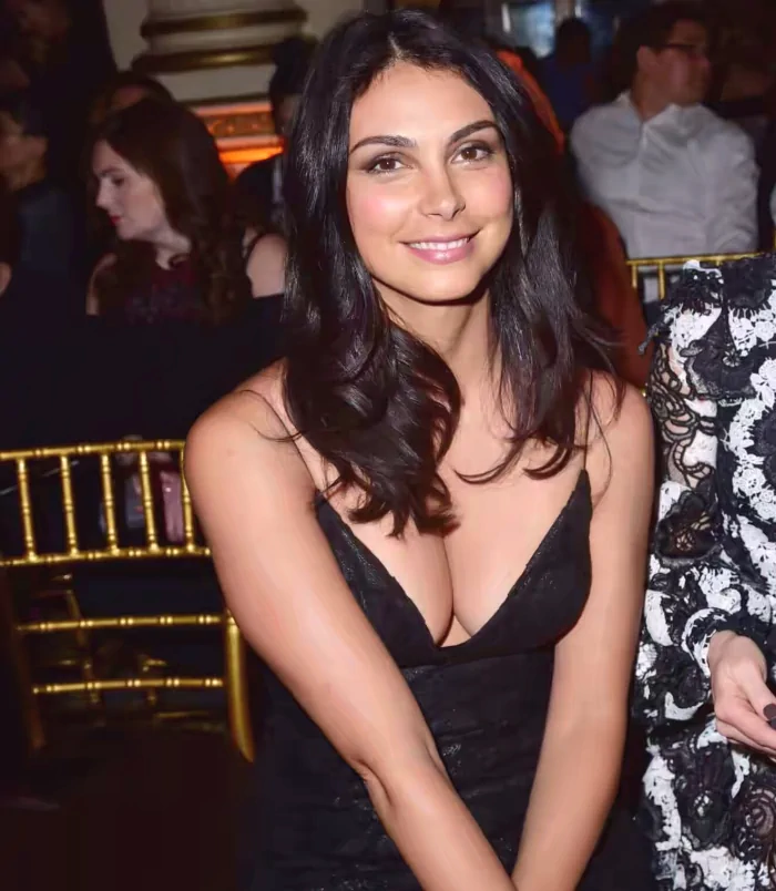 morena baccarin deep big cleavage