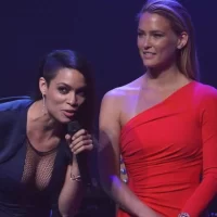 rosario dawson pokies and cleavage on stage