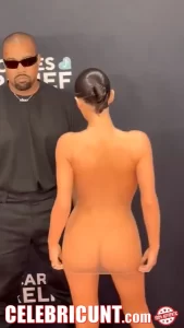 bianca censori shows her naked ass at the grammys